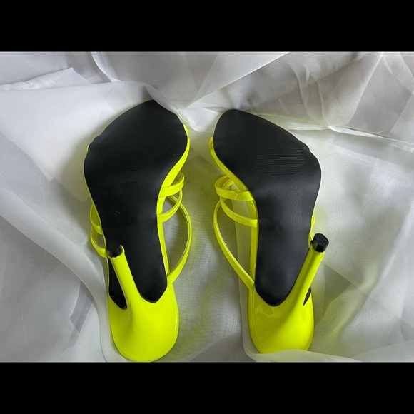 Strappy Heal sandals - Picture 2 of 5